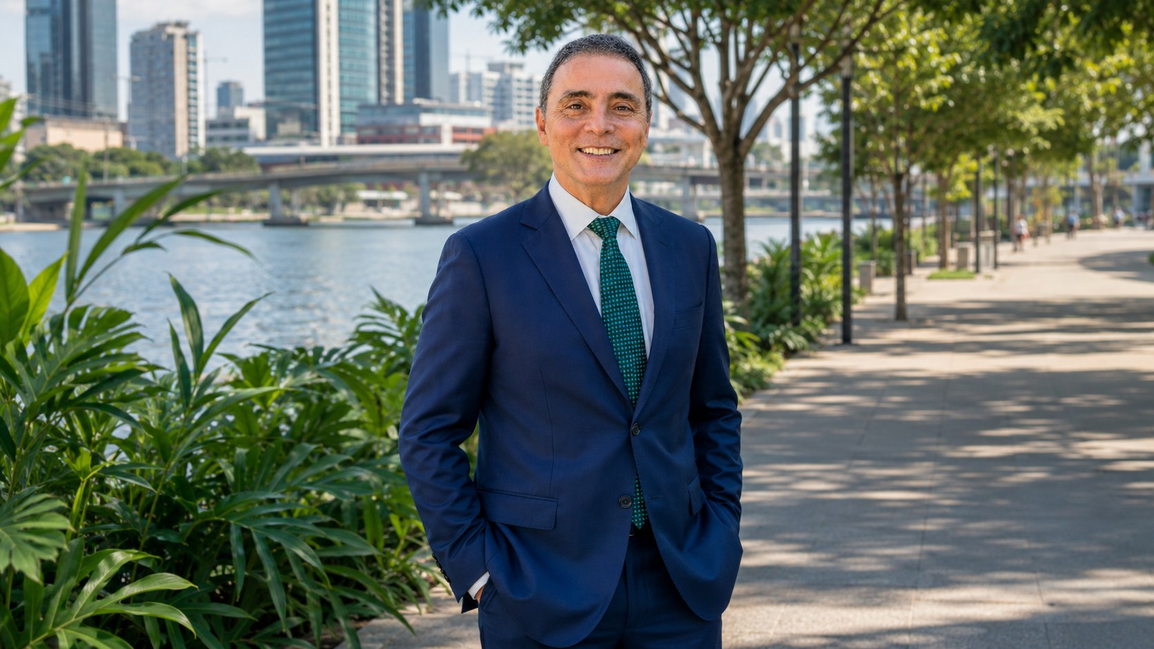 Paulo Pinho em ambiente urbano verde e amazônico